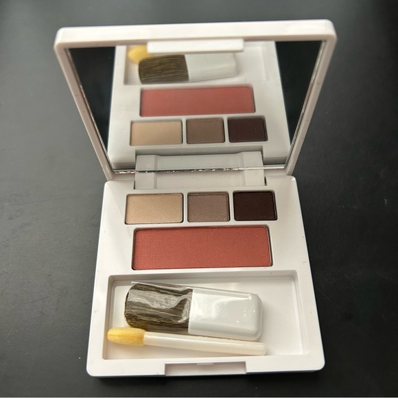 Clinique Cream and Brown Eyeshadow Palette - Picture 1 of 3